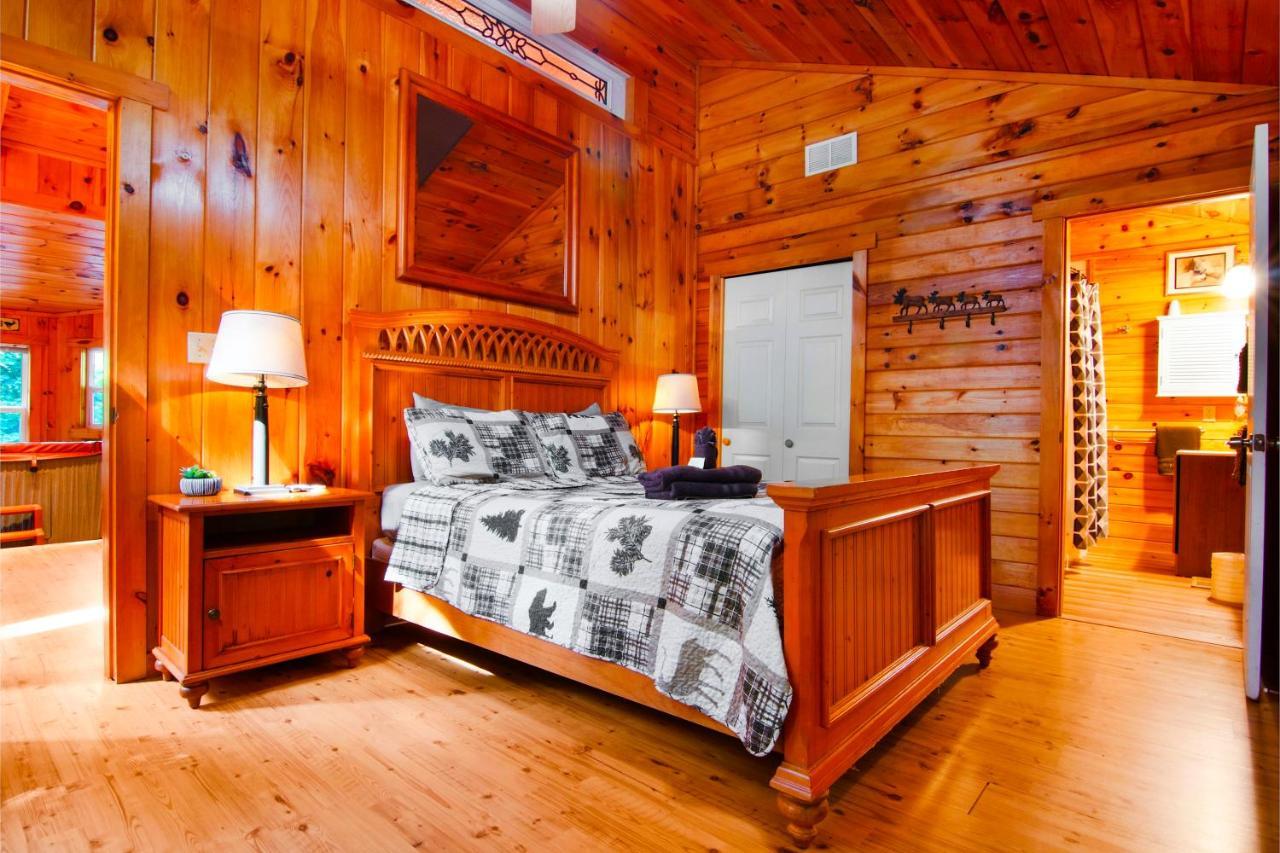 Cozy Cabin Retreat - Hot Tub, Fireplace & Fire Pit Blue Ridge Luaran gambar